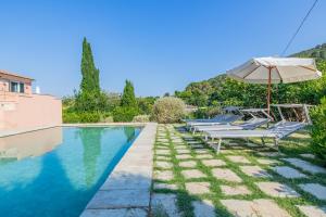 een villa met zwembad en parasol bij Villa Il Bagno in Bagno