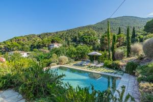 een landgoed met een zwembad met prieel bij Villa Il Bagno in Bagno