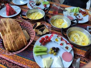 帕莫卡莱Paradise House的摆满盘子和碗的桌子 更多72张照片