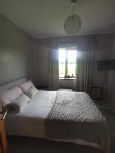 Postel nebo postele na pokoji v ubytování Roscommon House Small Double Room, Self Catering