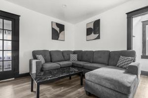 a living room with a couch and a coffee table at Spacious 8-bedroom home in Niagara Falls Perfect for groups in Niagara Falls