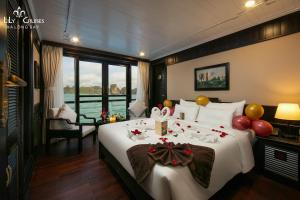 Un dormitorio con una cama grande con globos y globos encima. en Lily Cruise, en Ha Long