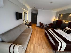 A television and/or entertainment centre at Blue Istanbul Hotel Taksim