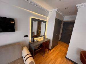 A television and/or entertainment centre at Blue Istanbul Hotel Taksim