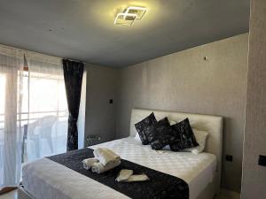 埃斯基谢希尔Asrın GOLD的卧室里有一张床，床上放着两条毛巾。