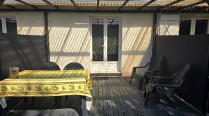 Posezení v ubytování EntreLac&Océan3 - entrée et terrasse privée