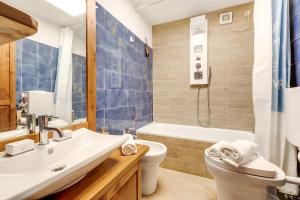 a bathroom with a sink and a toilet and a tub at Appartamento Alpine Inspiration - Happy Rentals in Cesana Torinese +16 photos