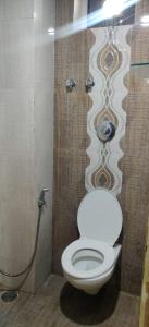 een badkamer met toilet en douche bij Octave Millenium Suites in Bangalore +14 foto's