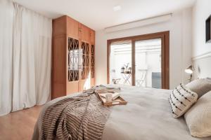 Un dormitorio con una cama con una bandeja de madera. en Vega - 2 bedroom in Salamanca, en Madrid