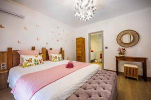 Ein Bett oder Betten in einem Zimmer der Unterkunft Villa d'Happy Bay - Panoramic View of Caribbean and sunsets