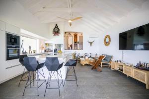 TV/Unterhaltungsangebot in der Unterkunft Villa d'Happy Bay - Panoramic View of Caribbean and sunsets