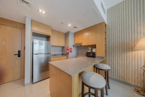 Kuchyň nebo kuchyňský kout v ubytování Luxury 1BR Apartment in heart of Sharjah - 10 mins to Sharjah Airport