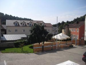 una valla de madera frente a una ciudad con casas en Ferienwohnungen zur POST 1, en Breitenbrunn