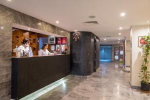 dwie kobiety stojące przy ladzie w restauracji w obiekcie Park by Clover Nişantaşı Harbiye Şişli w Stambule
