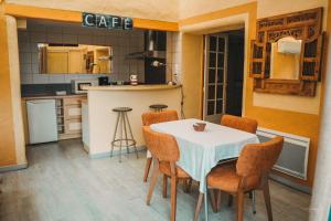 Una cocina o cocineta en La Calanque de Figuerolles 36 fotos más