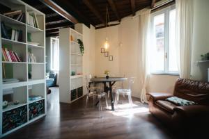 a living room with a table and a couch at L'eco della rosa in Crema