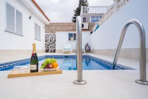 Bazén v ubytování Ocean Vibes with sea view and private heated pool nebo v jeho okolí