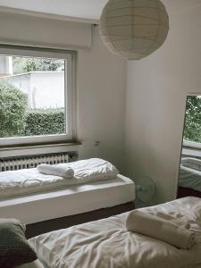 Postel nebo postele na pokoji v ubytování DoreyHome HN1 - Stilvolles Apartment zentral in Heilbronn - 7 Personen - WLAN + 30 fotografií