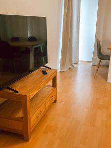 TV a/nebo společenská místnost v ubytování DoreyHome HN1 - Stilvolles Apartment zentral in Heilbronn - 7 Personen - WLAN
