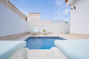 Bazén v ubytování Ocean Vibes with sea view and private heated pool nebo v jeho okolí