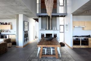 Una cocina y un comedor con una mesa de madera. en Seehuis, en Yzerfontein