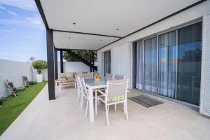 Balkón nebo terasa v ubytování Ocean Vibes with sea view and private heated pool