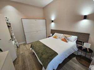 Un dormitorio con una cama grande y un armario. en Loft coqueto en corralillos UAT01901, en Pamplona
