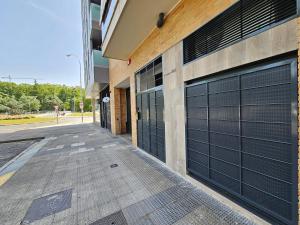 dos puertas de garaje en el lateral de un edificio en Loft coqueto en corralillos UAT01901, en Pamplona