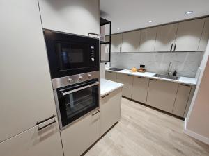 una cocina con estufa y fregadero en Loft coqueto en corralillos UAT01901, en Pamplona