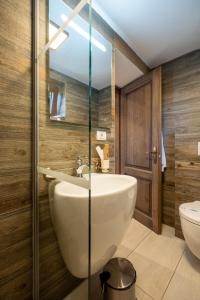 a bathroom with a sink and a toilet at Pensiunea Casa Cranta in Braşov