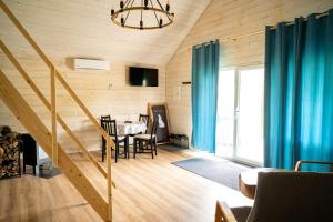 TV a/nebo společenská místnost v ubytování Wilcza Polana Domek koło Międzygórza z jacuzzi i sauną