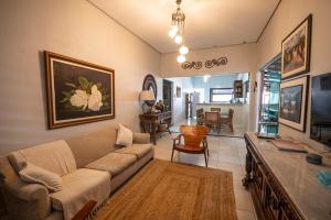 a living room with a couch and a table at Recanto das Araras in Pirenópolis