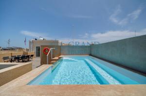 Bazén v ubytování Casa Paradiso in Ghaxaq Private Rooftop Pool nebo v jeho okolí