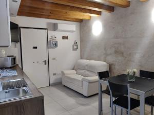 a living room with a white couch and a table at Angolo Del Paradiso in Chioggia