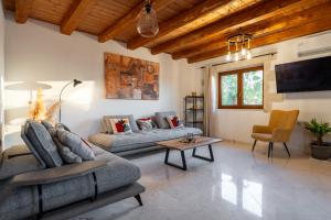 Χώρος καθιστικού στο Lithus Retreat with Jacuzzi and 360 Views