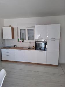 Η κουζίνα ή μικρή κουζίνα στο Monami Apartman Charlie +10 φωτογραφίες