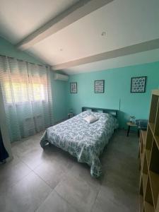 Postel nebo postele na pokoji v ubytování Le gîte du pré en Avignon