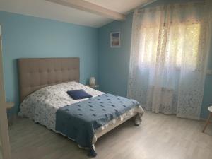 Postel nebo postele na pokoji v ubytování Le gîte du pré en Avignon
