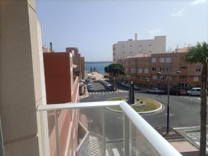 - Balcón de un edificio con vistas a la calle en Buena Vista, en Arinaga