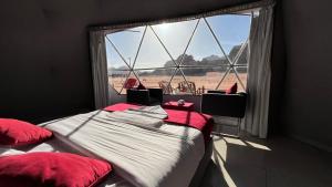 Een bed of bedden in een kamer bij Wadi Rum Legend Luxury Camp