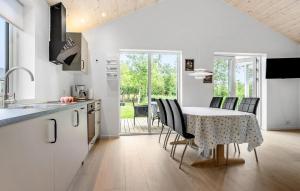 Η κουζίνα ή μικρή κουζίνα στο 2 Bedroom Amazing Home In Hurup Thy