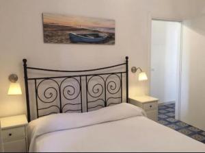 a bedroom with a bed and a painting on the wall at Meraviglioso in Cozze