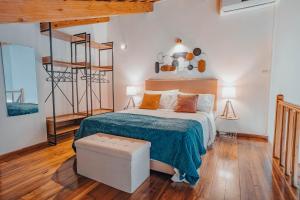 ein Schlafzimmer mit einem Bett und einer Treppe darin in der Unterkunft Yellow House - Casa 1 in Angra do Heroísmo