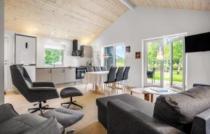 Μια τηλεόραση ή/και κέντρο ψυχαγωγίας στο 2 Bedroom Amazing Home In Hurup Thy