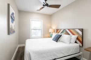 En eller flere senge i et værelse på Dream Gruene Getaway - On River! - 9 Min Walk to Gruene Hall! - Close to Schlitterbahn