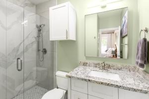 Et badeværelse på Dream Gruene Getaway - On River! - 9 Min Walk to Gruene Hall! - Close to Schlitterbahn