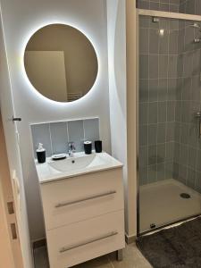 a bathroom with a sink and a shower at Maison St Georges d'Oléron-Fort Boyard accès Océan 2-6 personnes in La Celle-sous-Gouzon