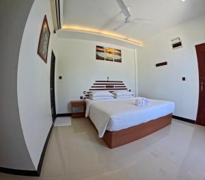 Postel nebo postele na pokoji v ubytování Beach Walk Villa Maldives + 37 fotografií