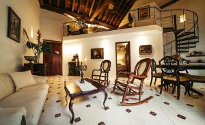 Χώρος καθιστικού στο Alfiz Hotel