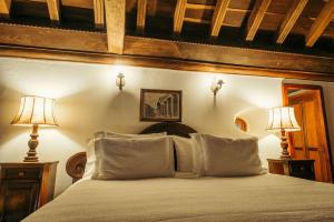 Postel nebo postele na pokoji v ubytování Alfiz Hotel